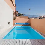 Vakantiehuis Modern House With Private Swimming Pool