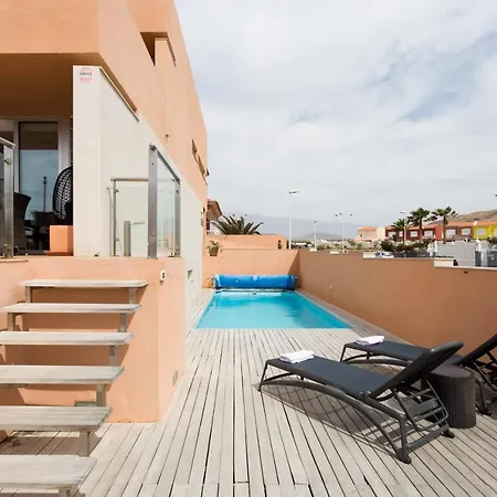 Vakantiehuis Modern House With Private Swimming Pool